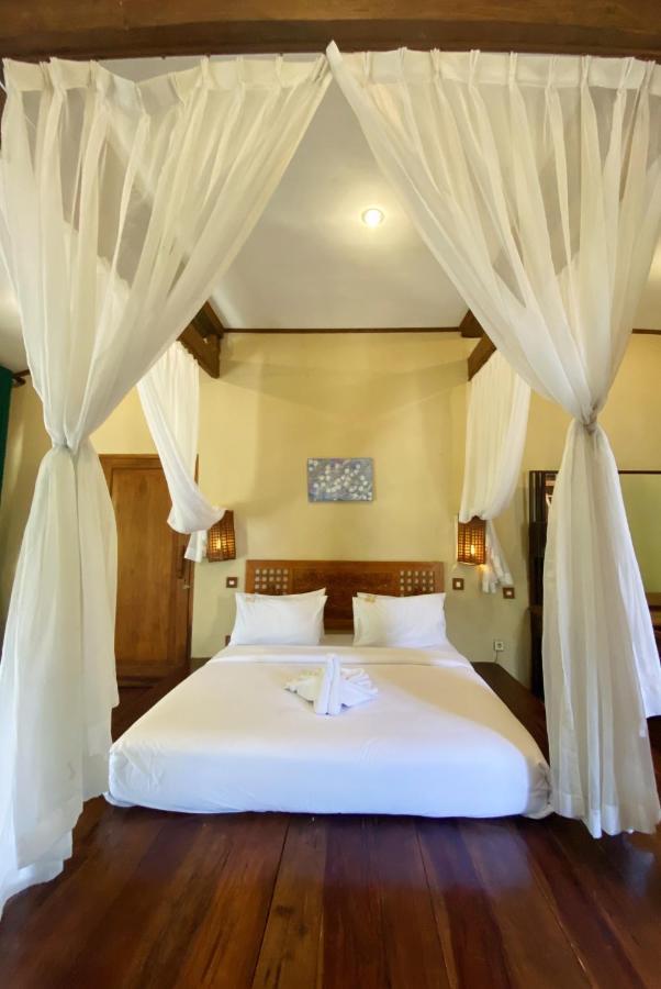 Sapulidi Cafe, Gallery & 2*
