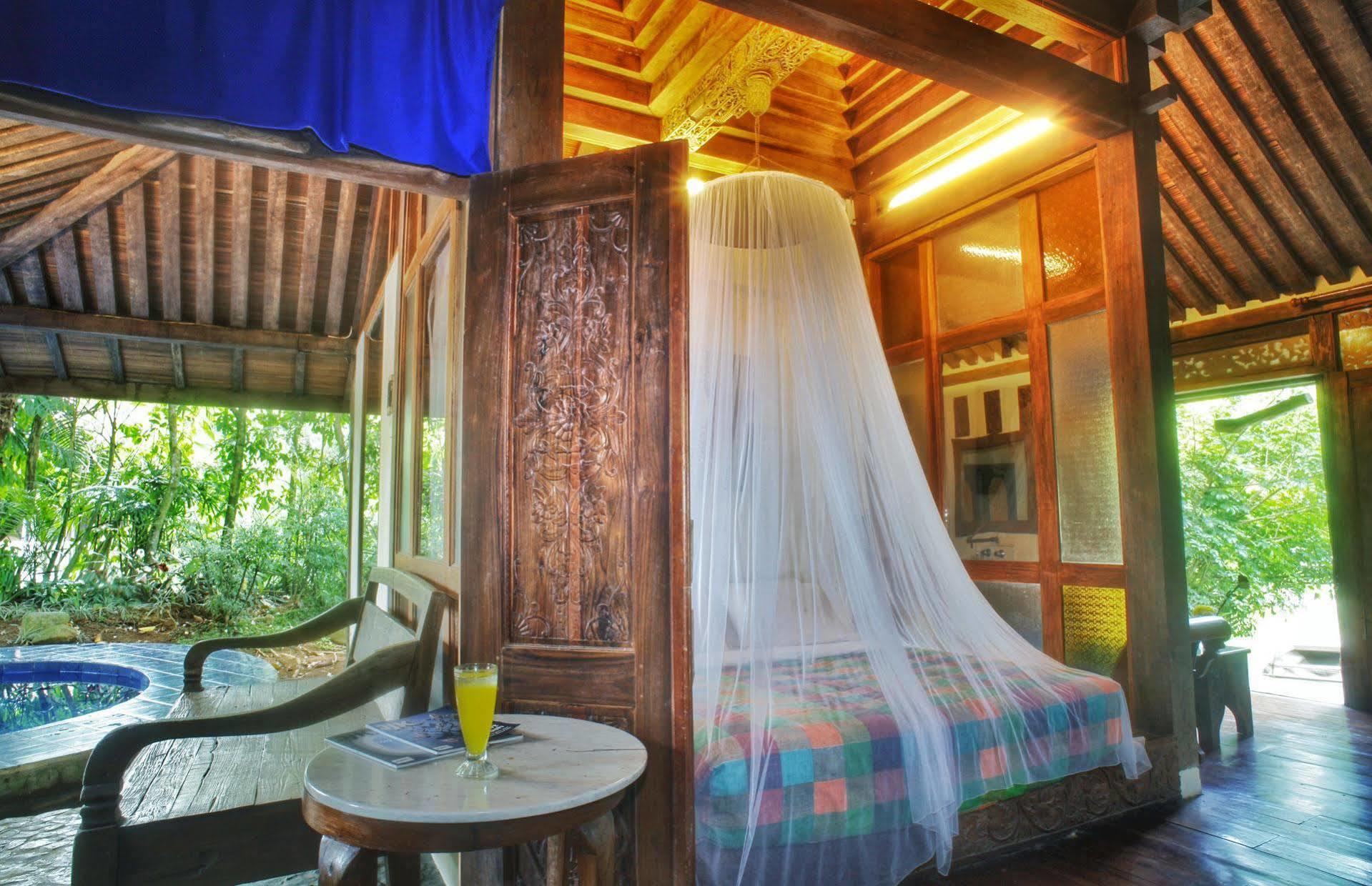 Taman liburan Sapulidi Cafe, Gallery & 2*