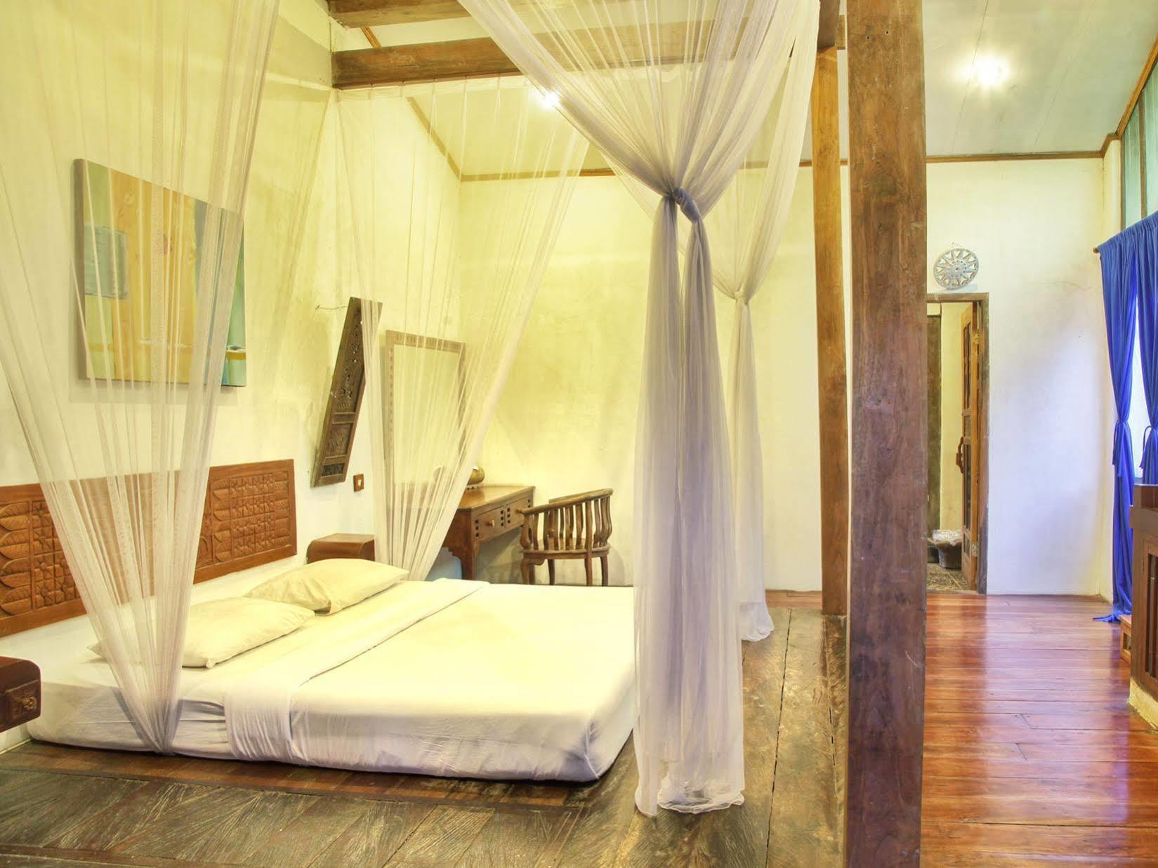 Sapulidi Cafe, Gallery & 2*